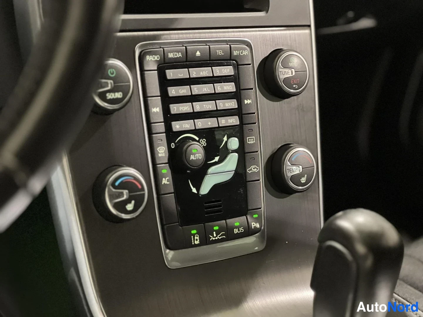 Valkoinen Volvo V60 2010, yksityiskohta, kuva 14