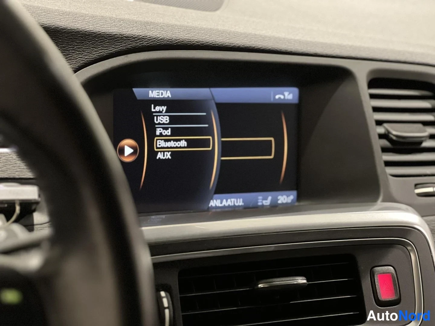 Valkoinen Volvo V60 2010, yksityiskohta, kuva 16