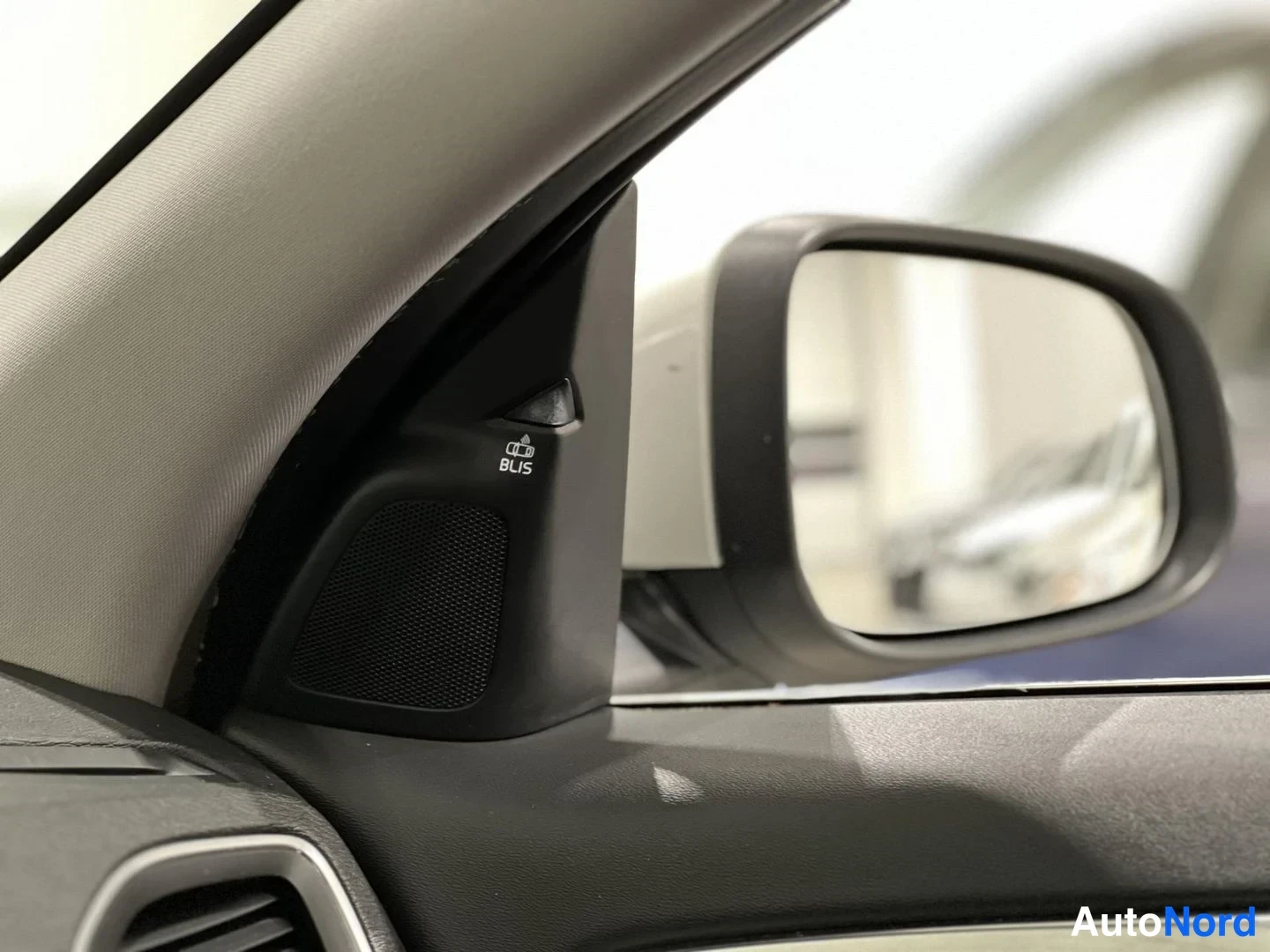 Valkoinen Volvo V60 2010, yksityiskohta, kuva 18