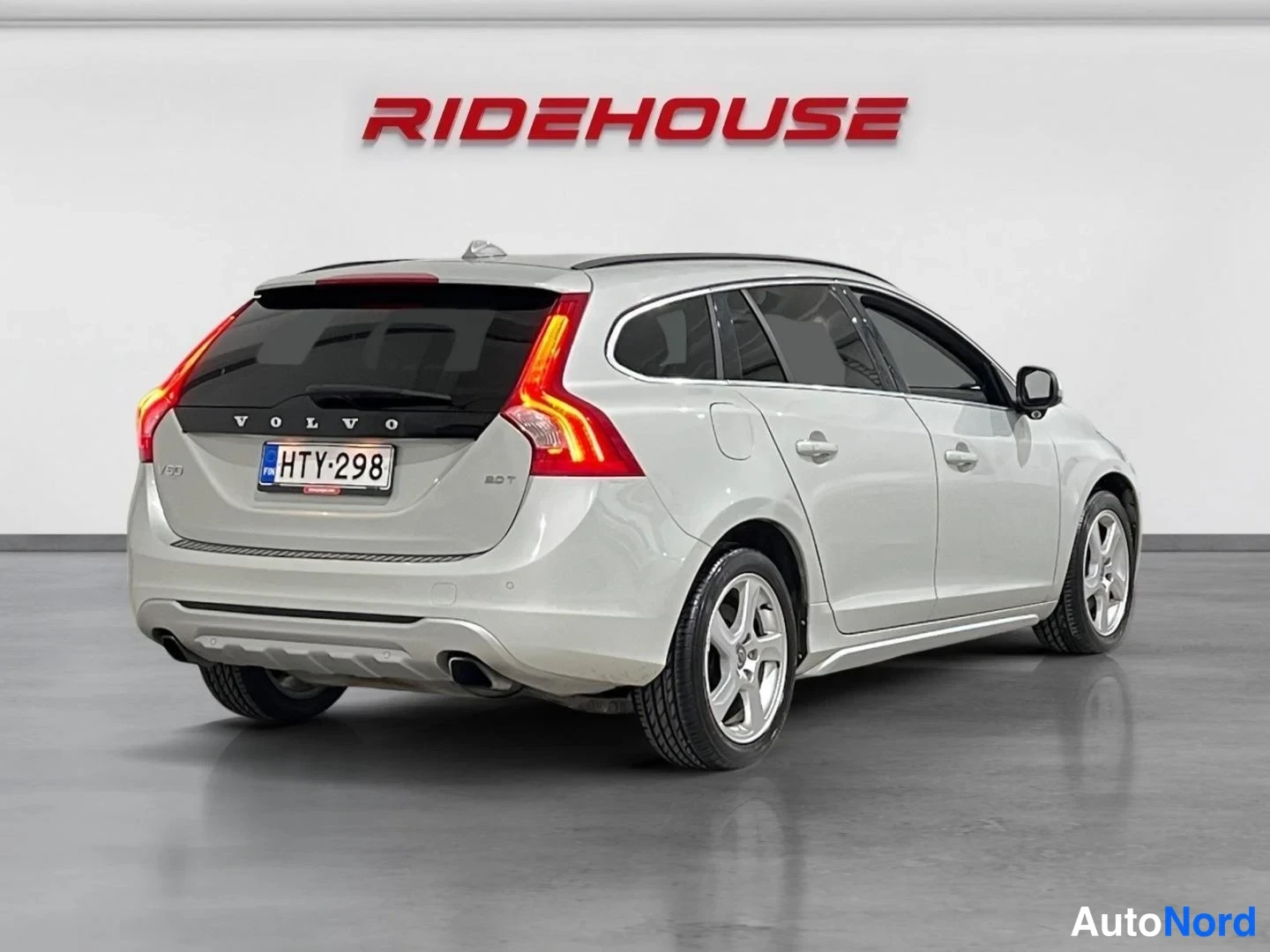Valkoinen Volvo V60 2010, takaviisto, kuva 6