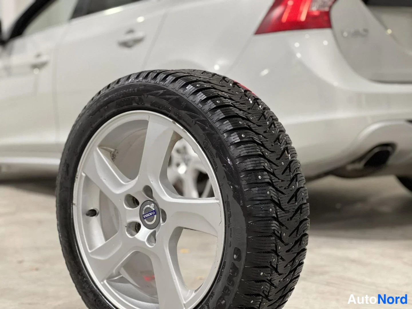 Valkoinen Volvo V60 2010, yksityiskohta, kuva 22