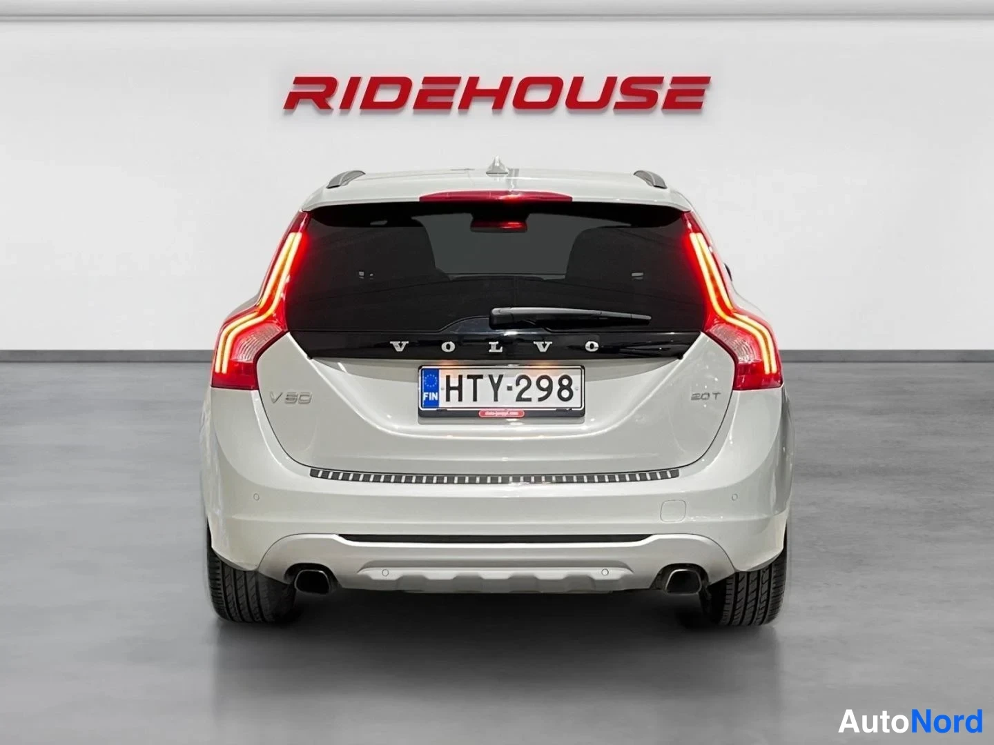 Valkoinen Volvo V60 2010, takaa, kuva 8