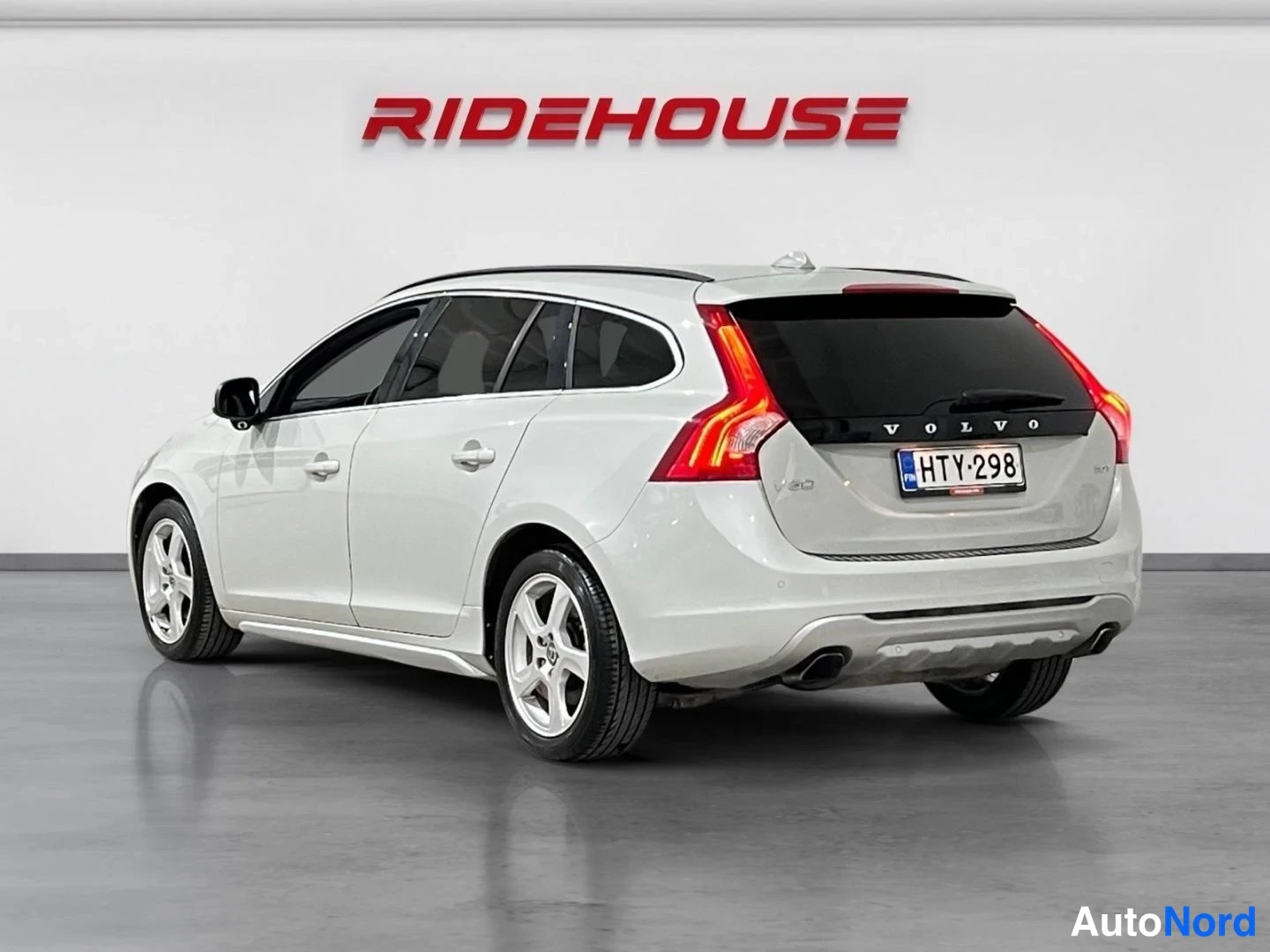 Valkoinen Volvo V60 2010, takaviisto, kuva 7
