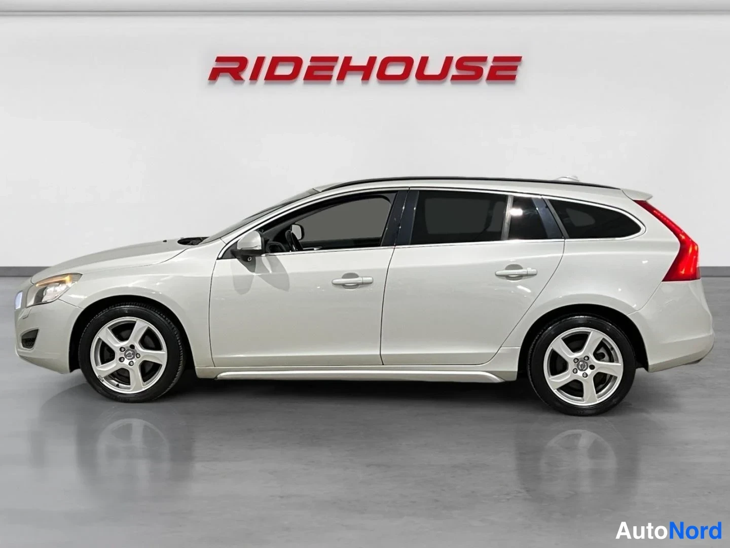 Valkoinen Volvo V60 2010, etuviisto, keula vasemmalle, kuva 3