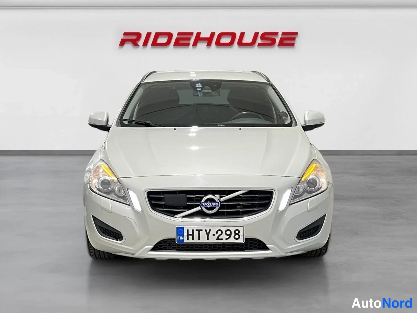 Valkoinen Volvo V60 2010, edestä, kuva 4