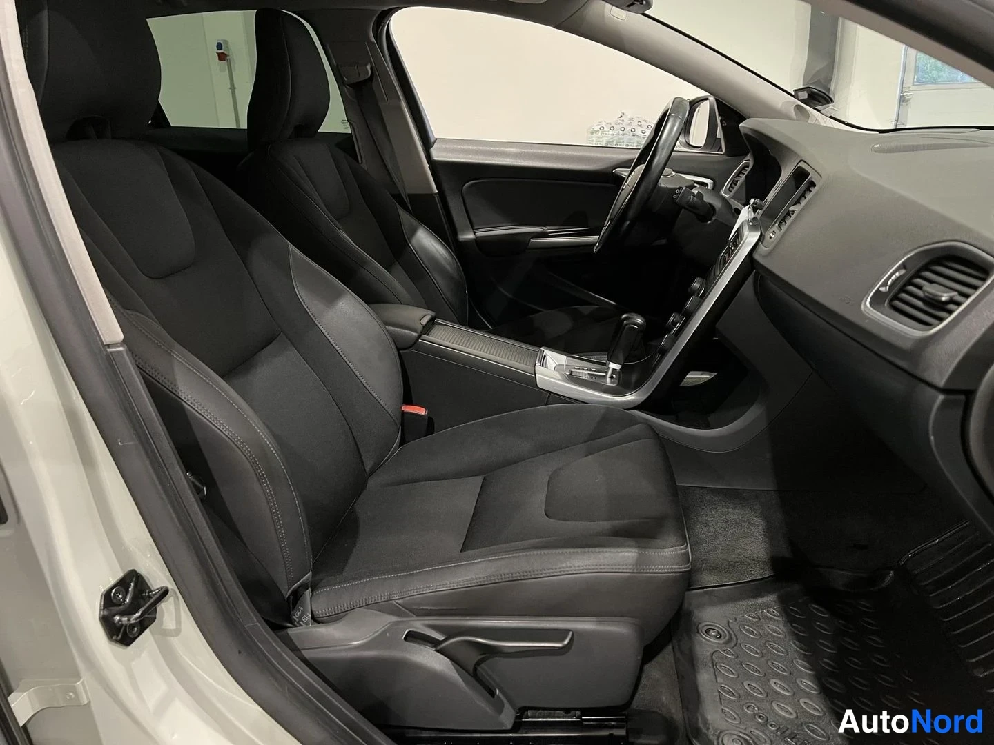 Valkoinen Volvo V60 2010, etuistuimet, kuva 10