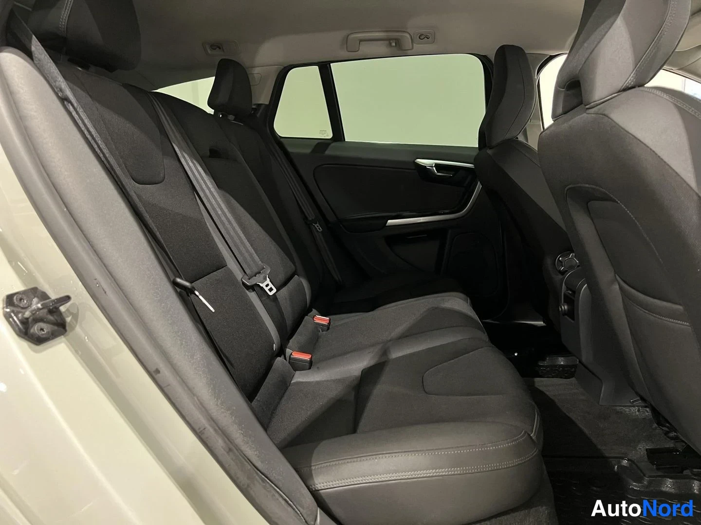 Valkoinen Volvo V60 2010, takaistuimet, kuva 12