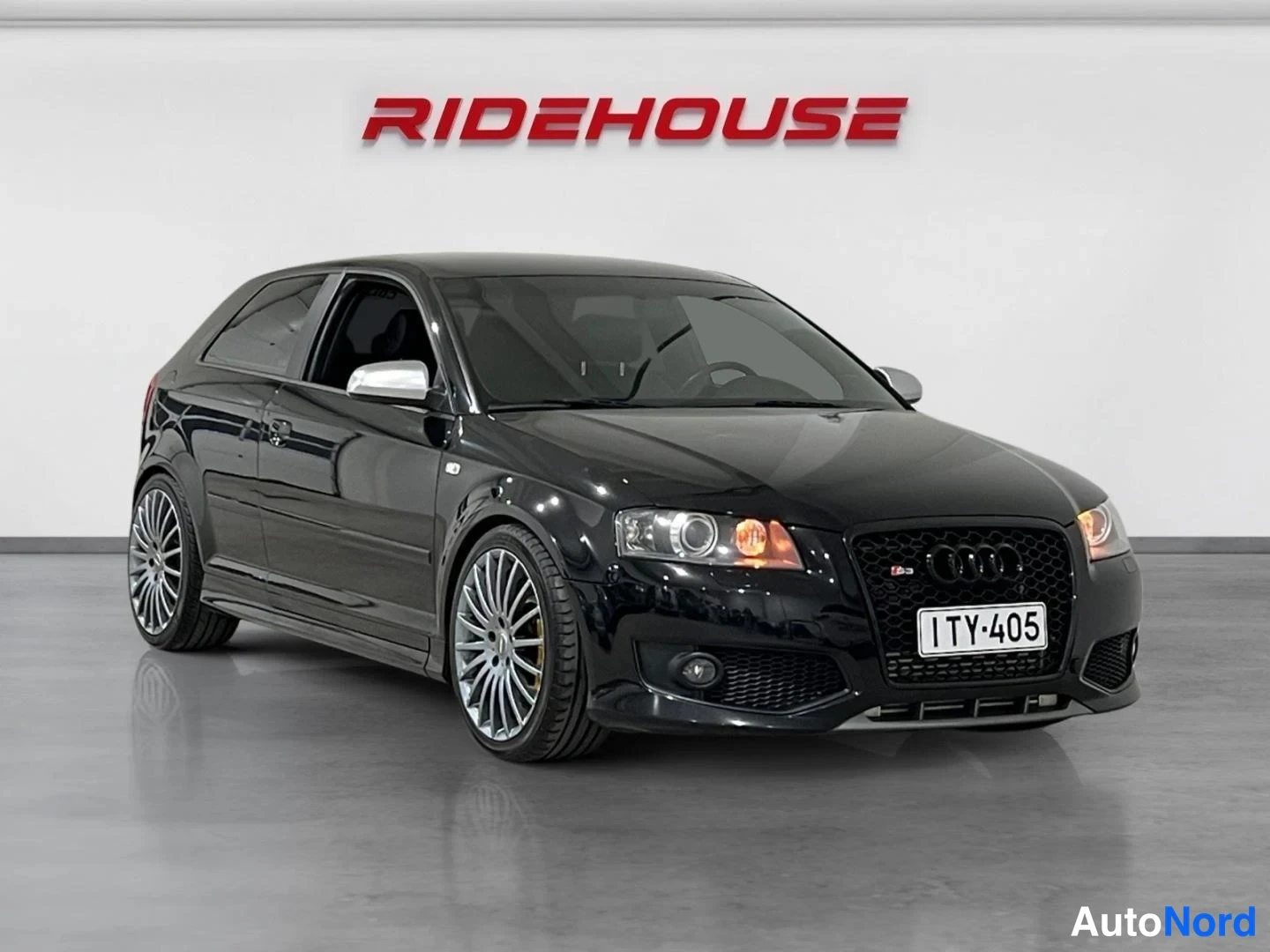 Musta Audi S3 2007, etuviisto, keula oikealle, kuva 2