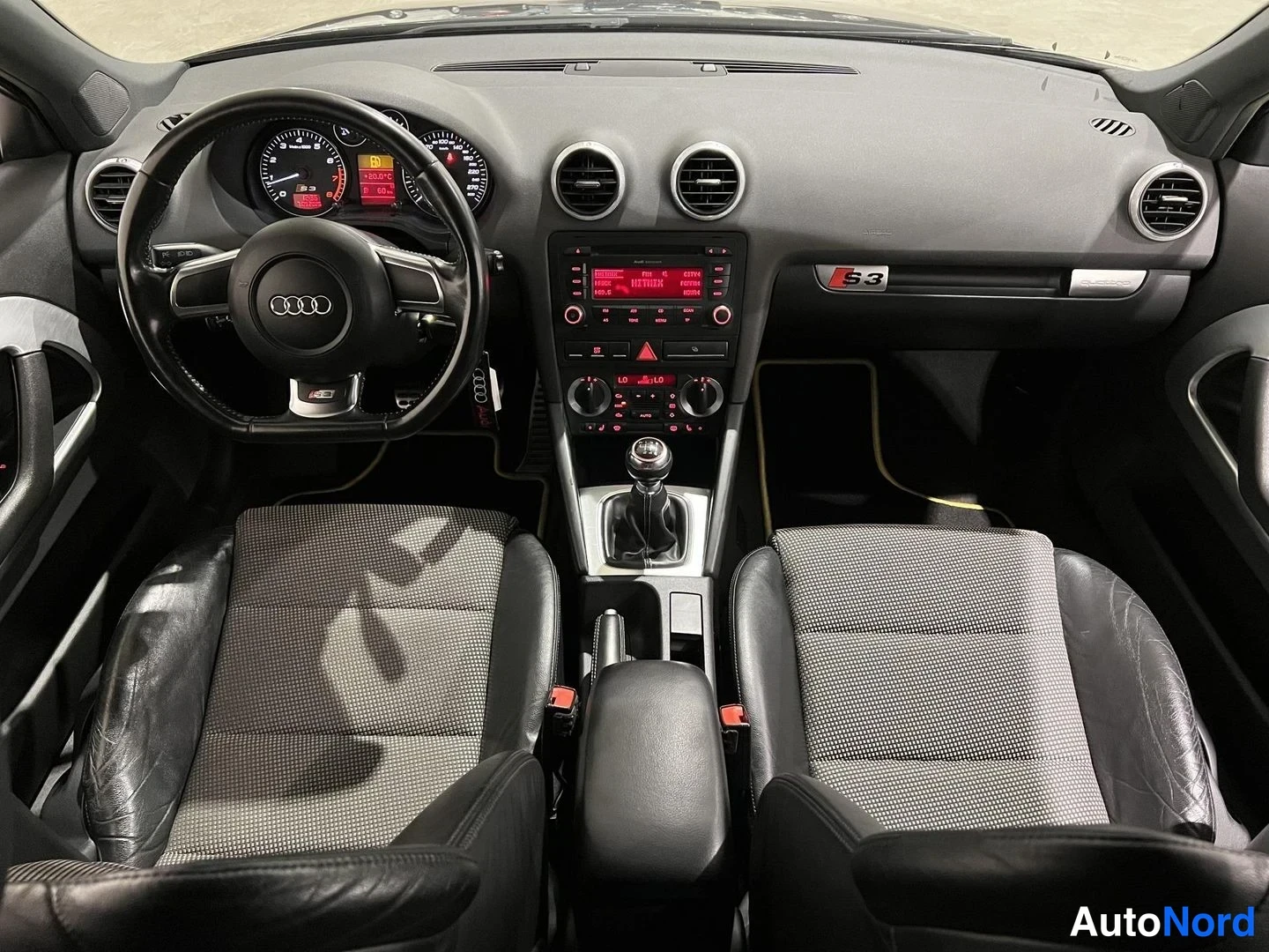 Musta Audi S3 2007, ohjaamo, kuva 9