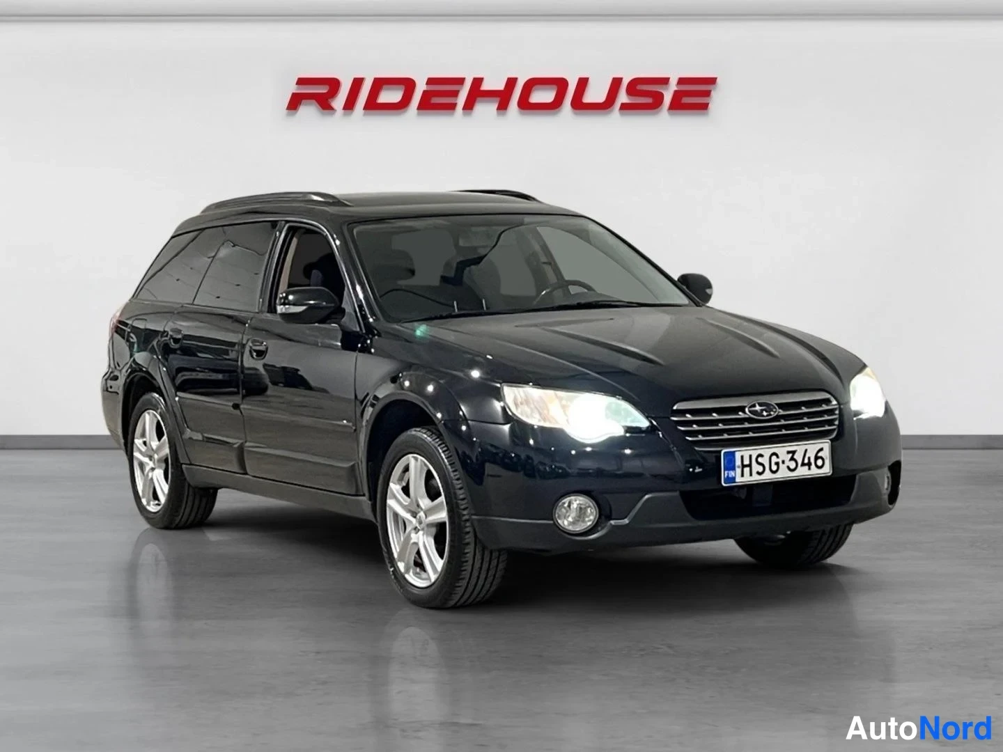 Musta Subaru Outback 2006, etuviisto, keula oikealle, kuva 2