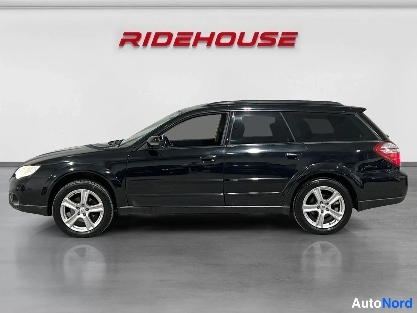 Musta Subaru Outback 2006, etuviisto, keula vasemmalle, kuva 4