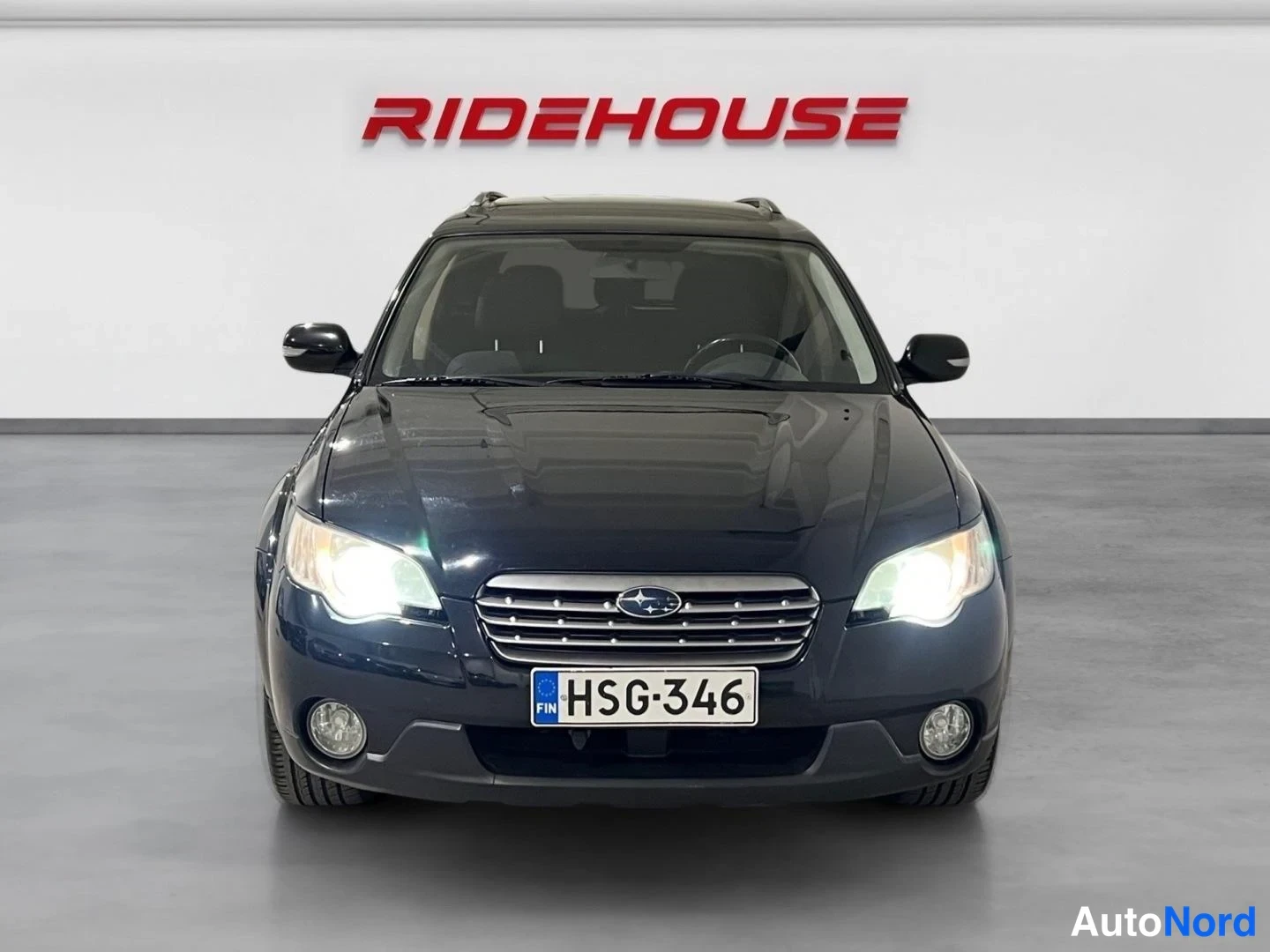 Musta Subaru Outback 2006, edestä, kuva 3