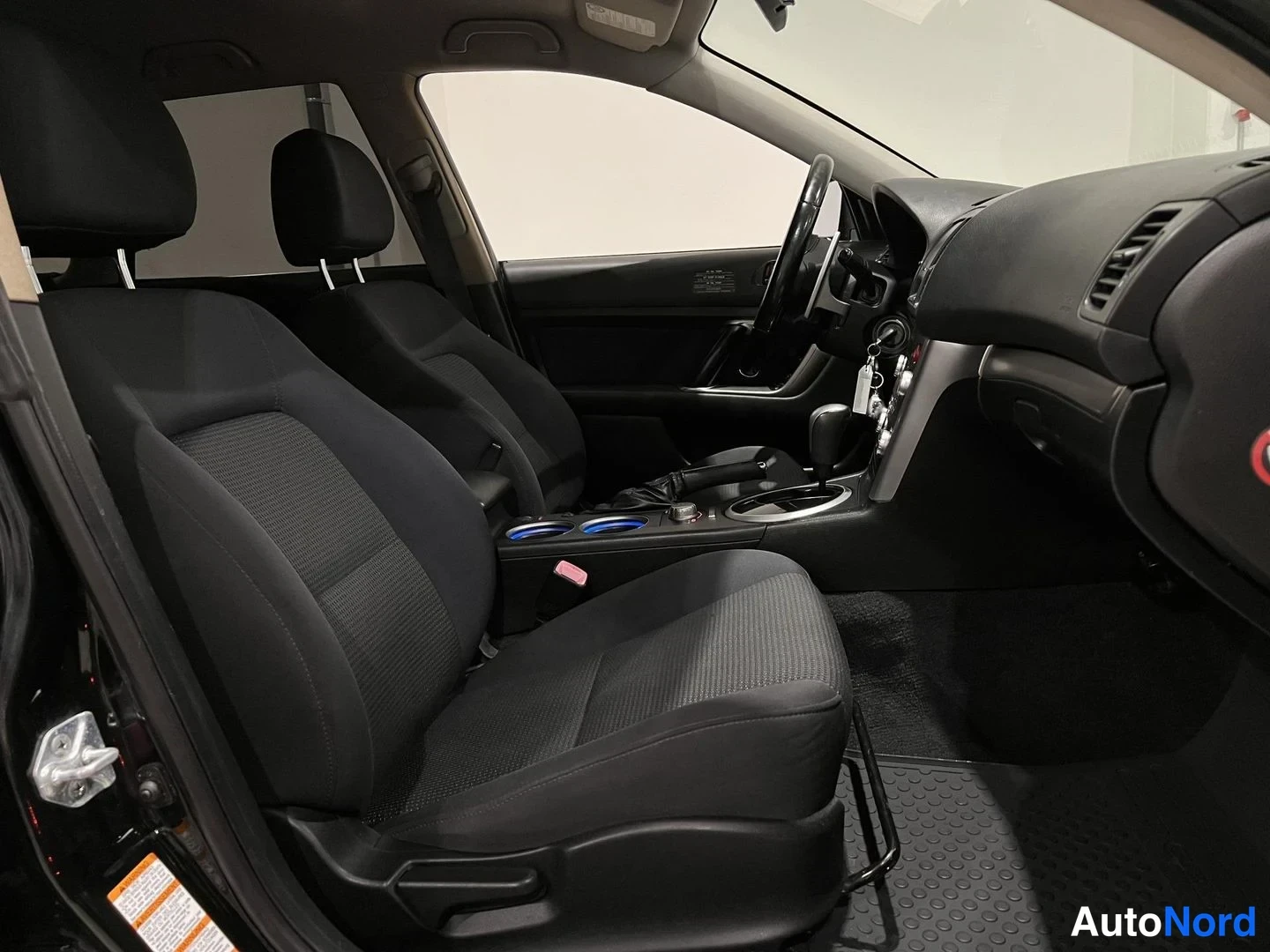 Musta Subaru Outback 2006, etuistuimet, kuva 10