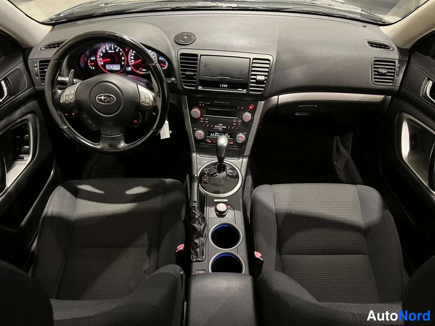 Musta Subaru Outback 2006, ohjaamo, kuva 9