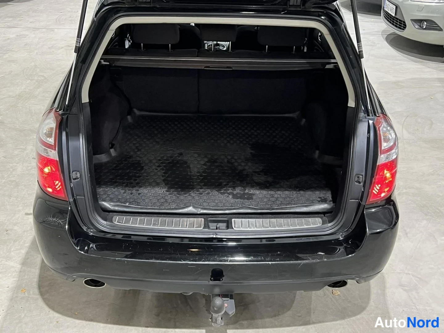 Musta Subaru Outback 2006, tavaratila, kuva 12