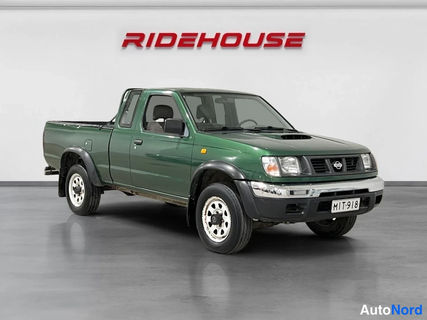 Vihreä Nissan King Cab 1999, etuviisto, keula oikealle, kuva 2