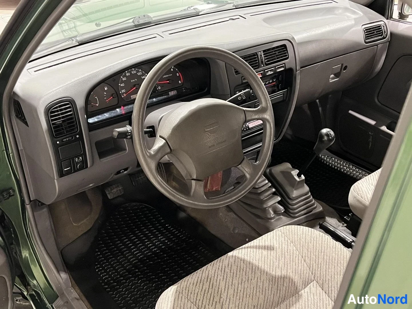 Vihreä Nissan King Cab 1999, ohjaamo, kuva 11
