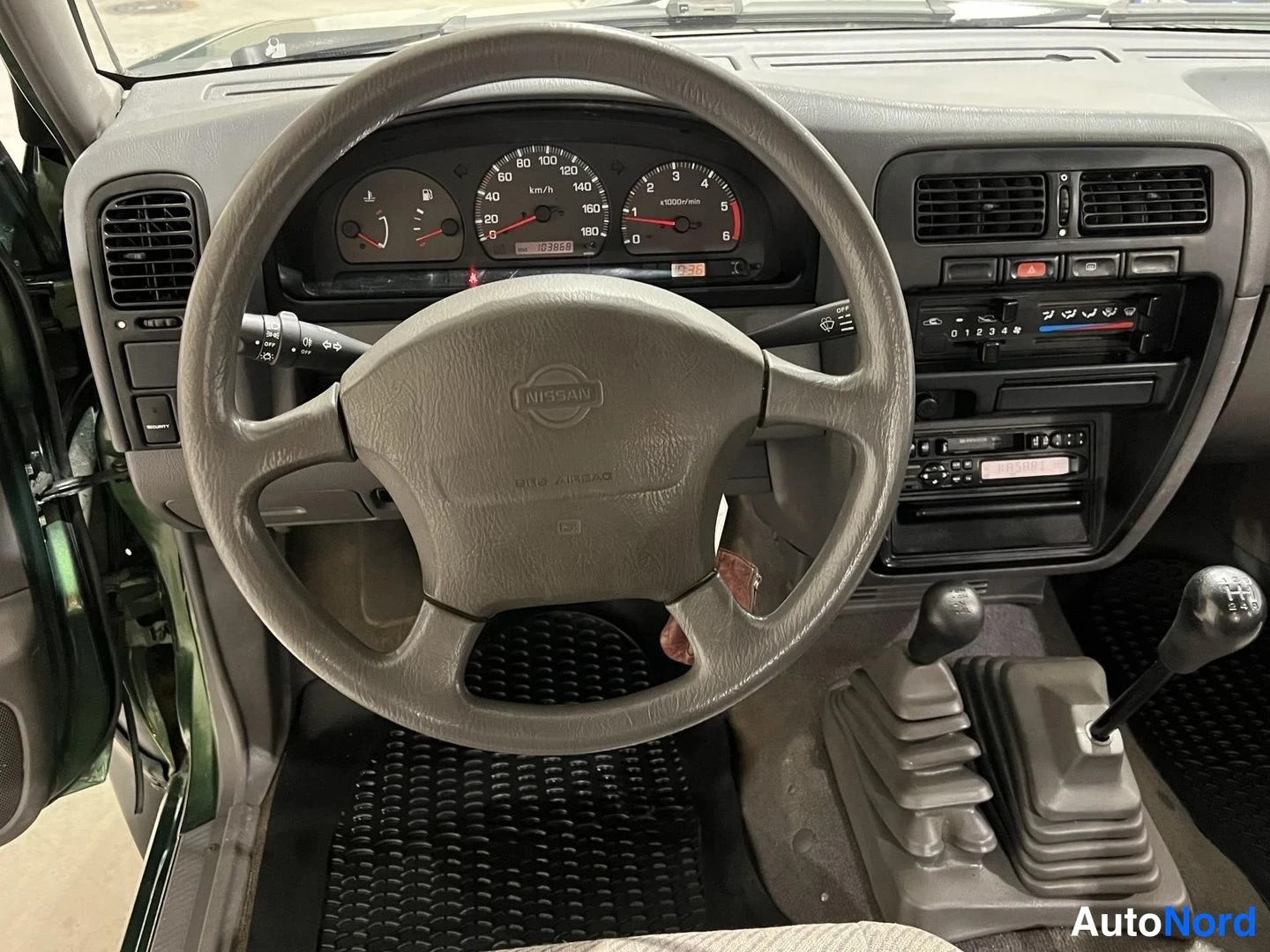 Vihreä Nissan King Cab 1999, ohjaamo, kuva 12