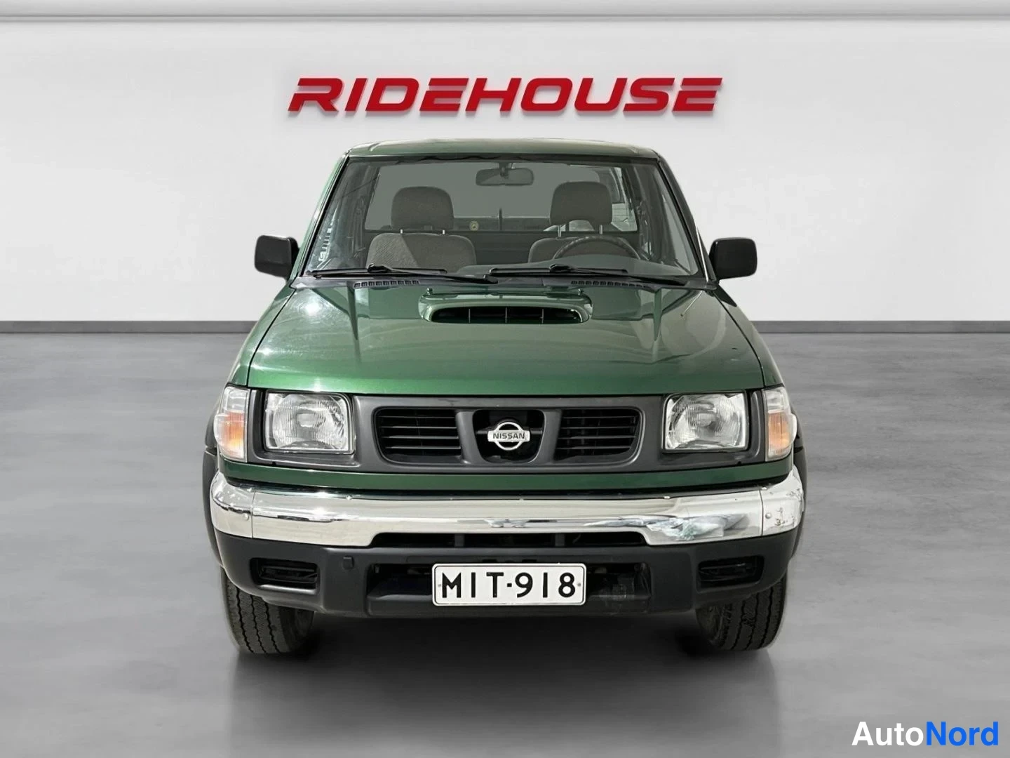 Vihreä Nissan King Cab 1999, edestä, kuva 3