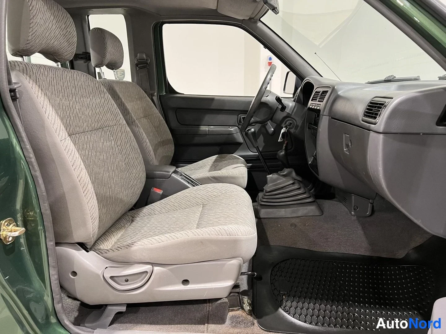 Vihreä Nissan King Cab 1999, ohjaamo, kuva 13