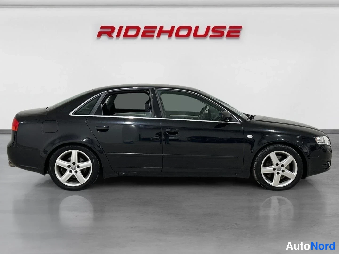 Musta Audi A4 2006, sivulta, kuva 4