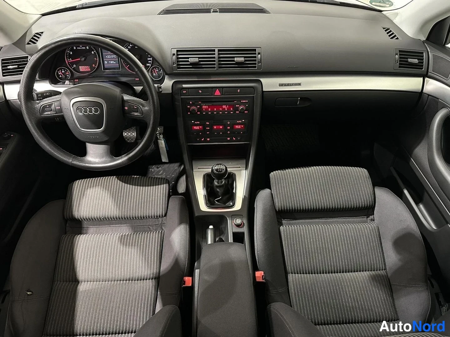 Musta Audi A4 2006, ohjaamo, kuva 9