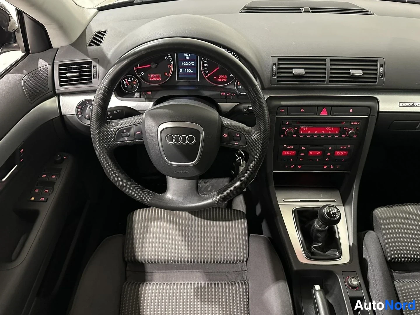Musta Audi A4 2006, ohjaamo, kuva 10
