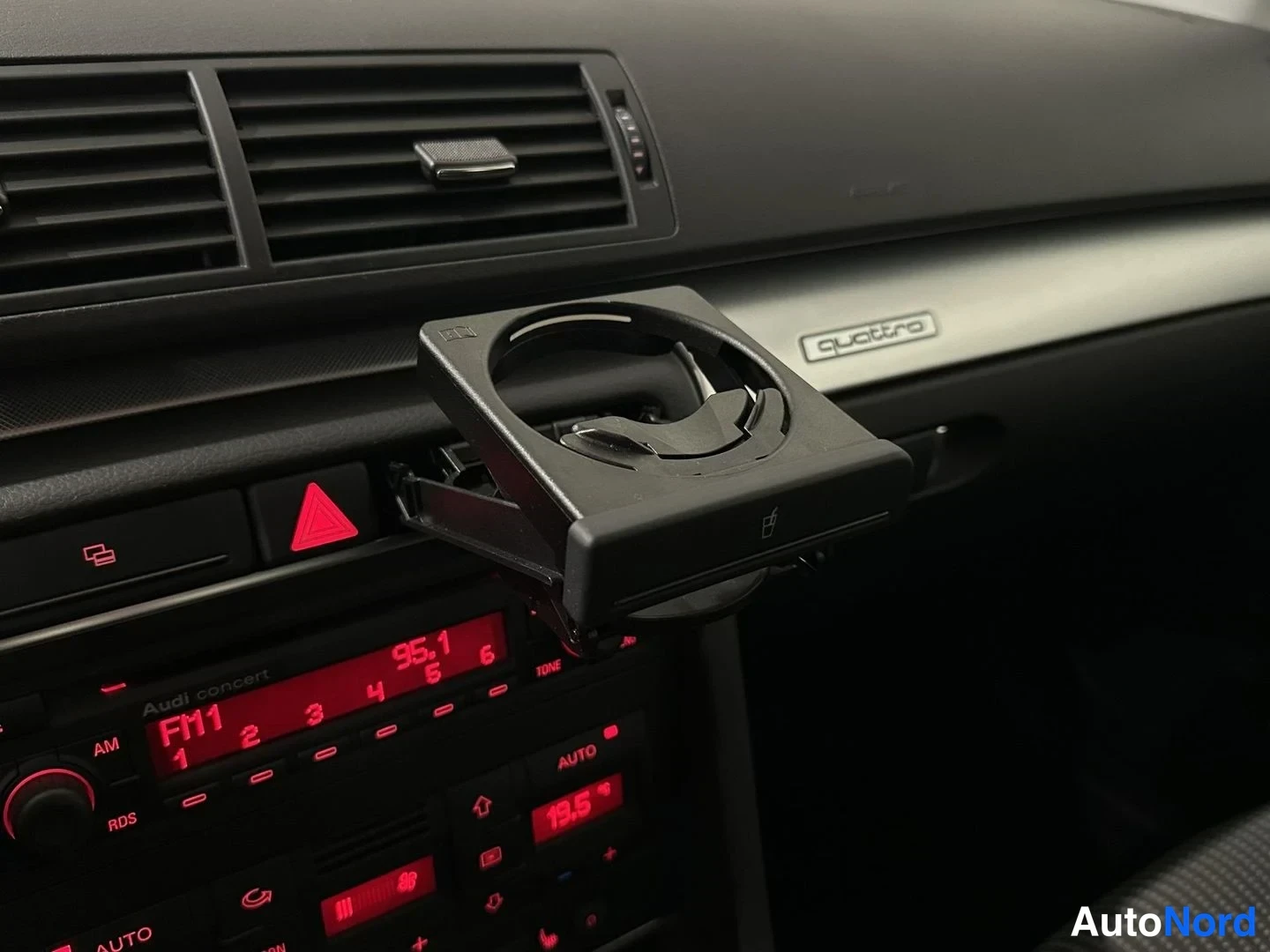Musta Audi A4 2006, yksityiskohta, kuva 15