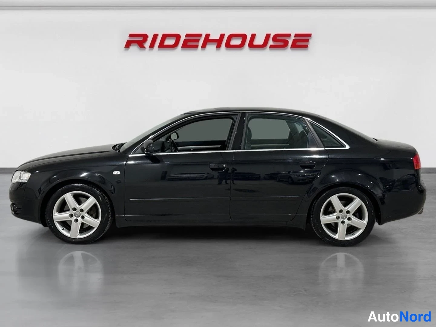 Musta Audi A4 2006, sivulta, kuva 5