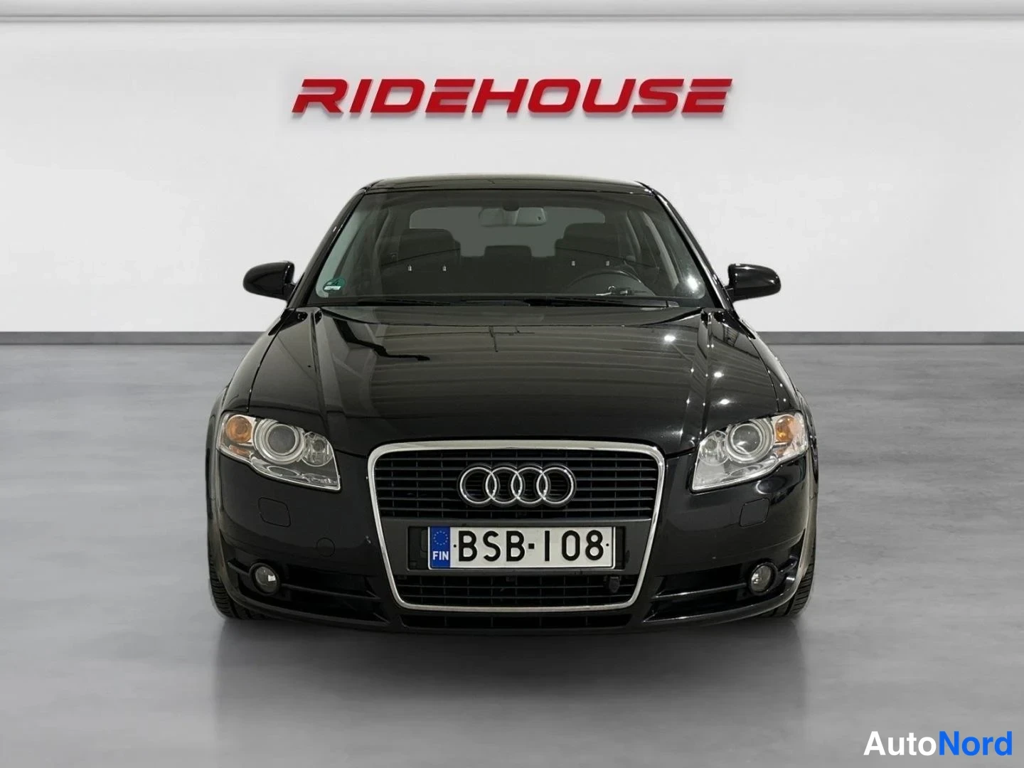 Musta Audi A4 2006, edestä, kuva 3