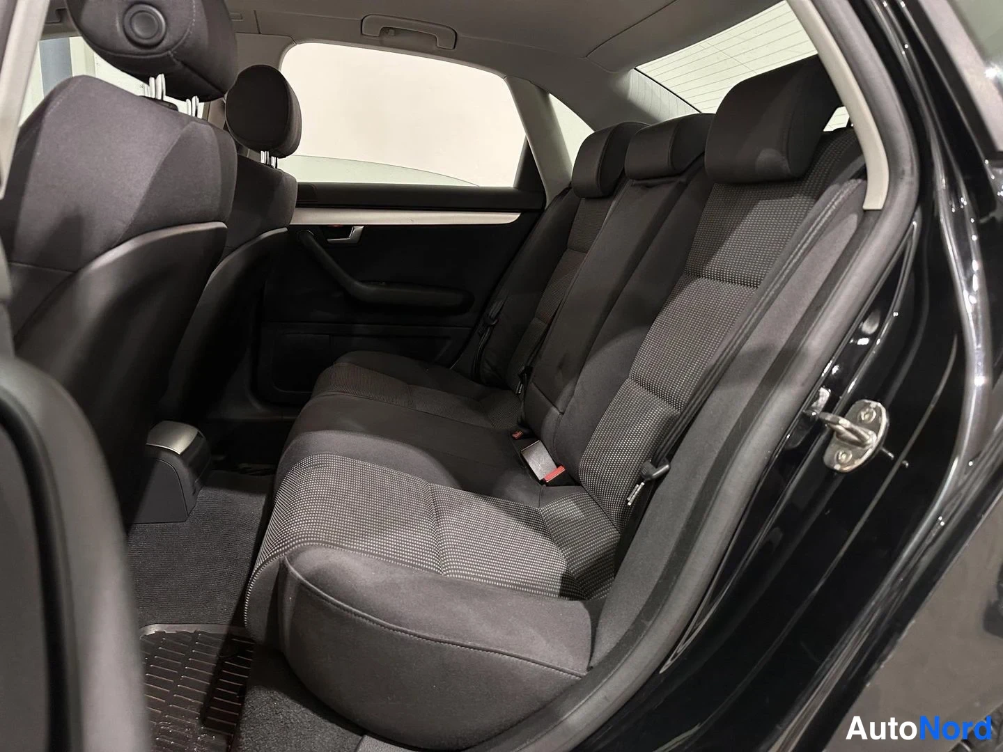 Musta Audi A4 2006, takaistuimet, kuva 12