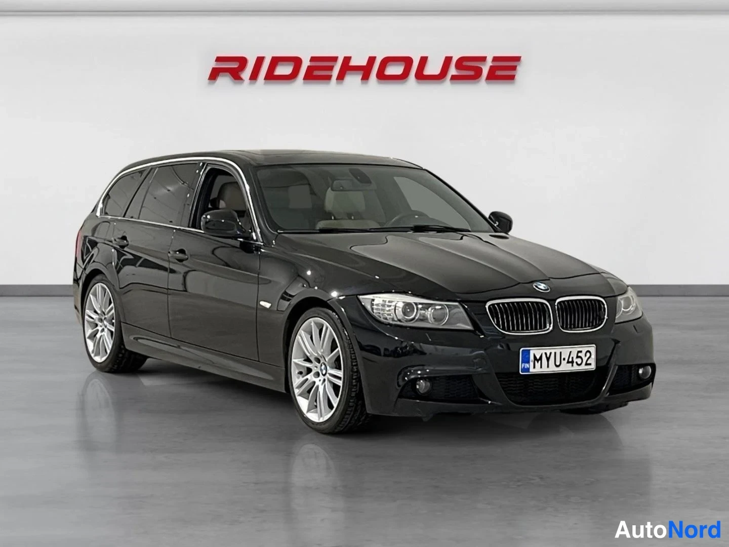 Musta BMW 330d 2010, etuviisto, keula oikealle, kuva 3