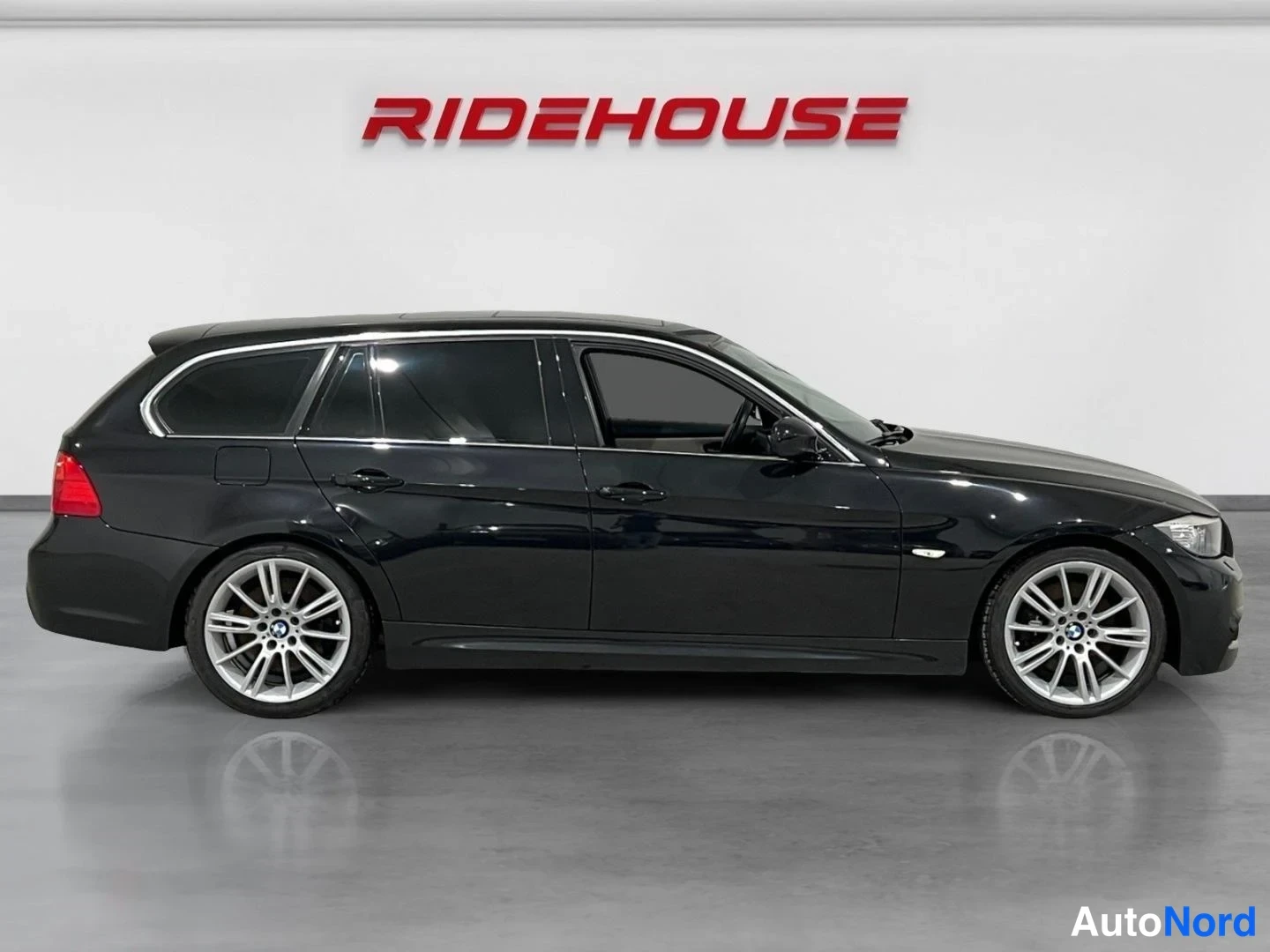 Musta BMW 330d 2010, sivulta, kuva 5