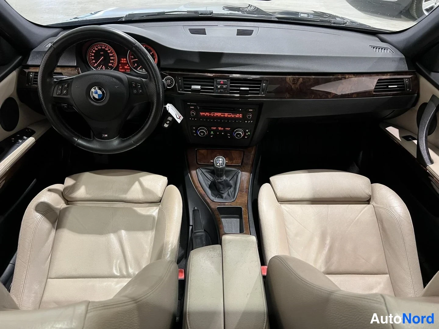 Musta BMW 330d 2010, ohjaamo, kuva 9