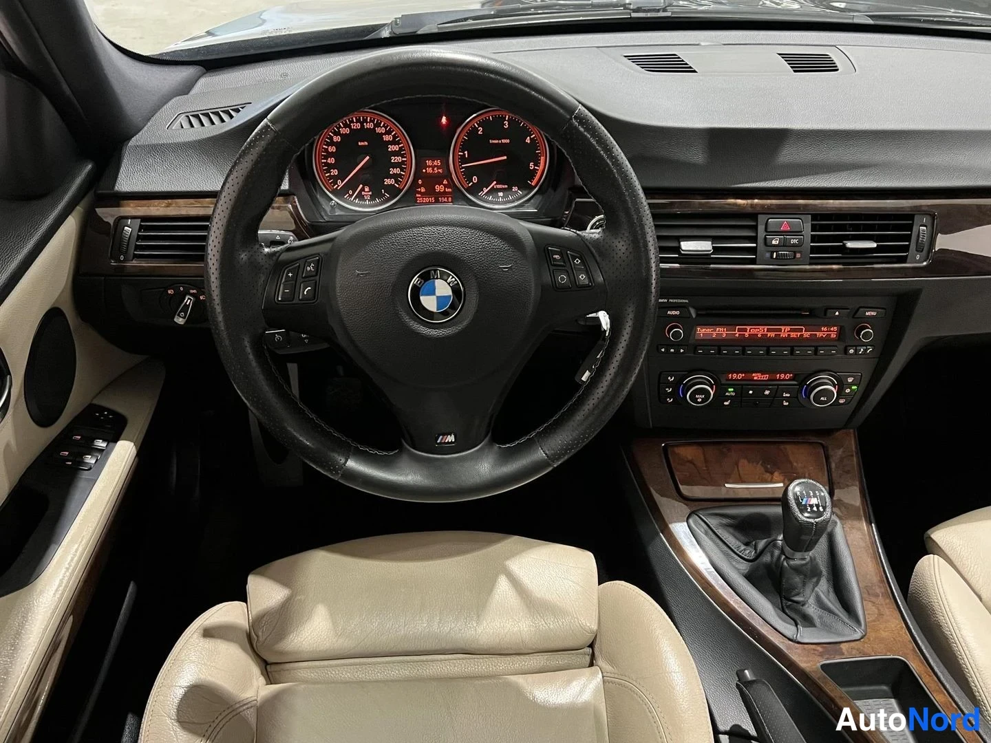 Musta BMW 330d 2010, ohjaamo, kuva 10