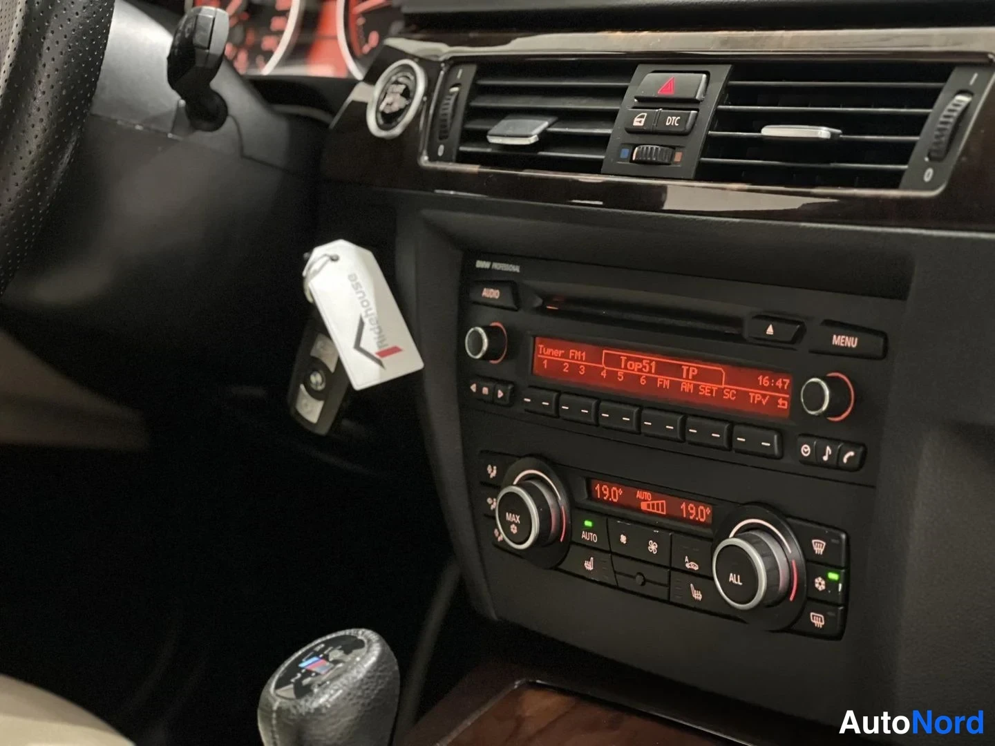 Musta BMW 330d 2010, ohjaamo, kuva 11