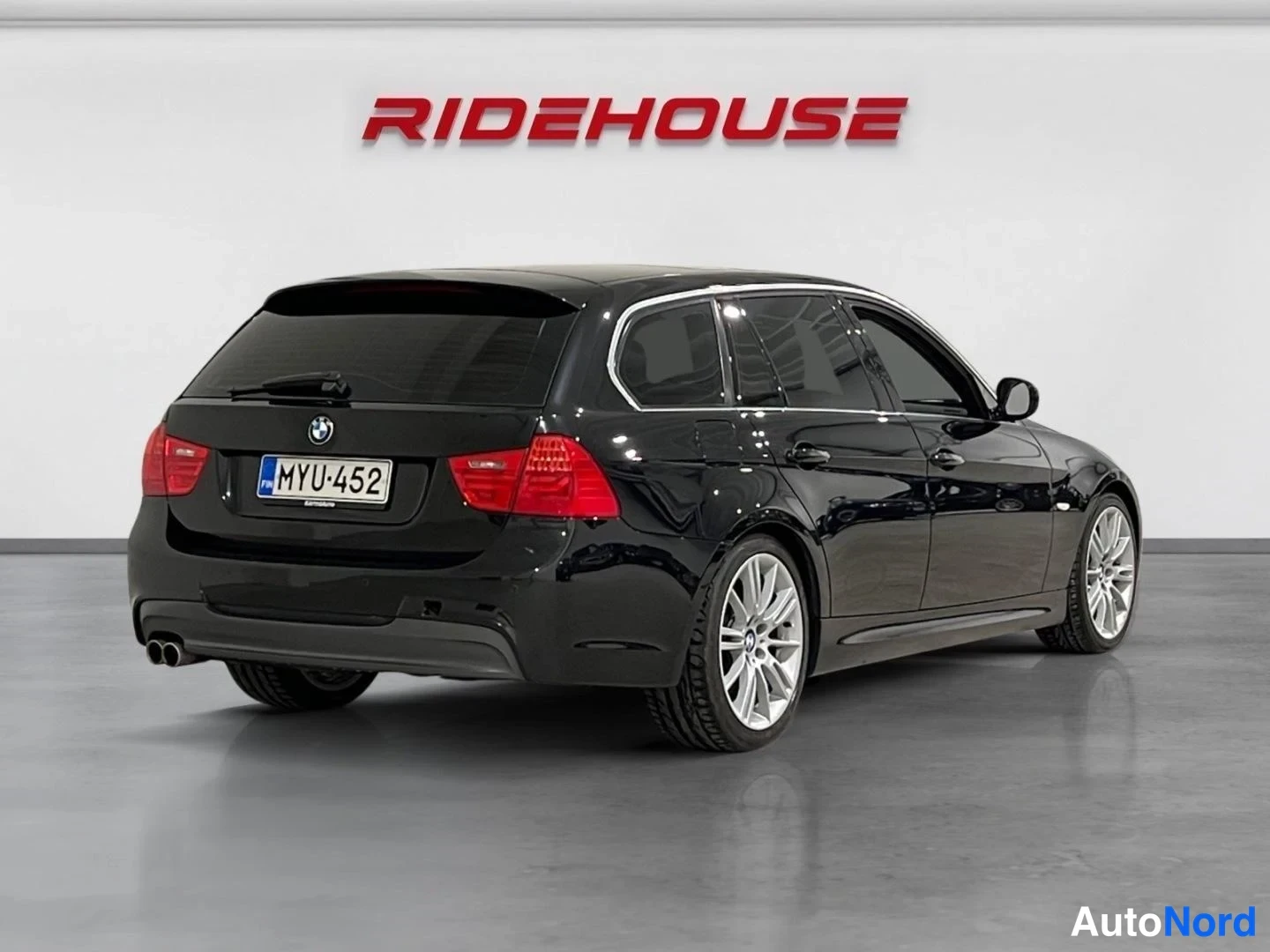 Musta BMW 330d 2010, takaviisto, kuva 7