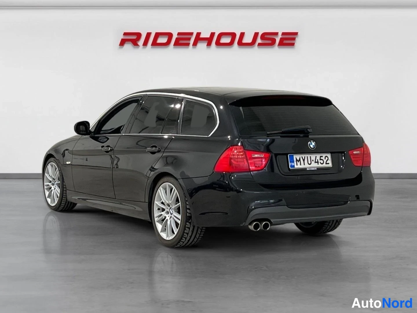 Musta BMW 330d 2010, takaviisto, kuva 6