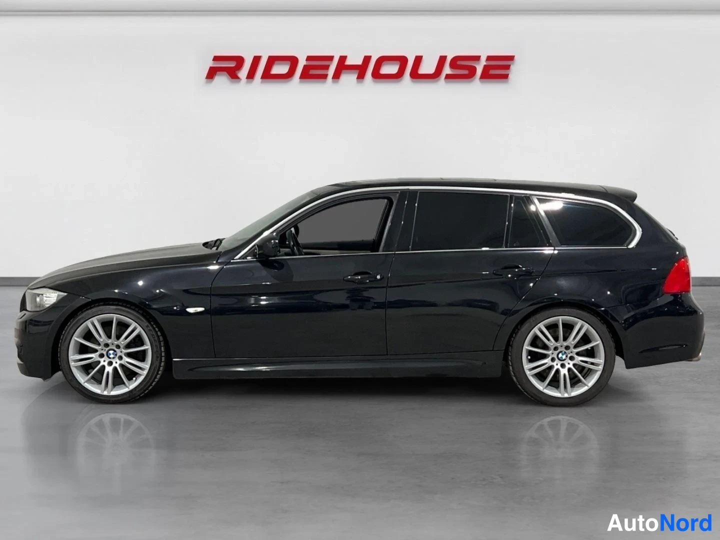 Musta BMW 330d 2010, etuviisto, keula vasemmalle, kuva 2