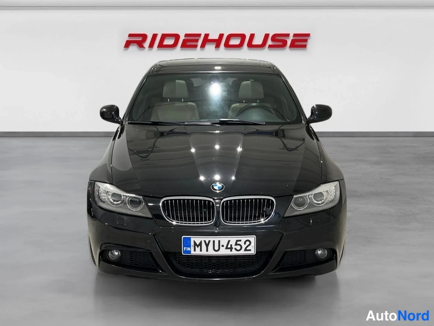 Musta BMW 330d 2010, edestä, kuva 4