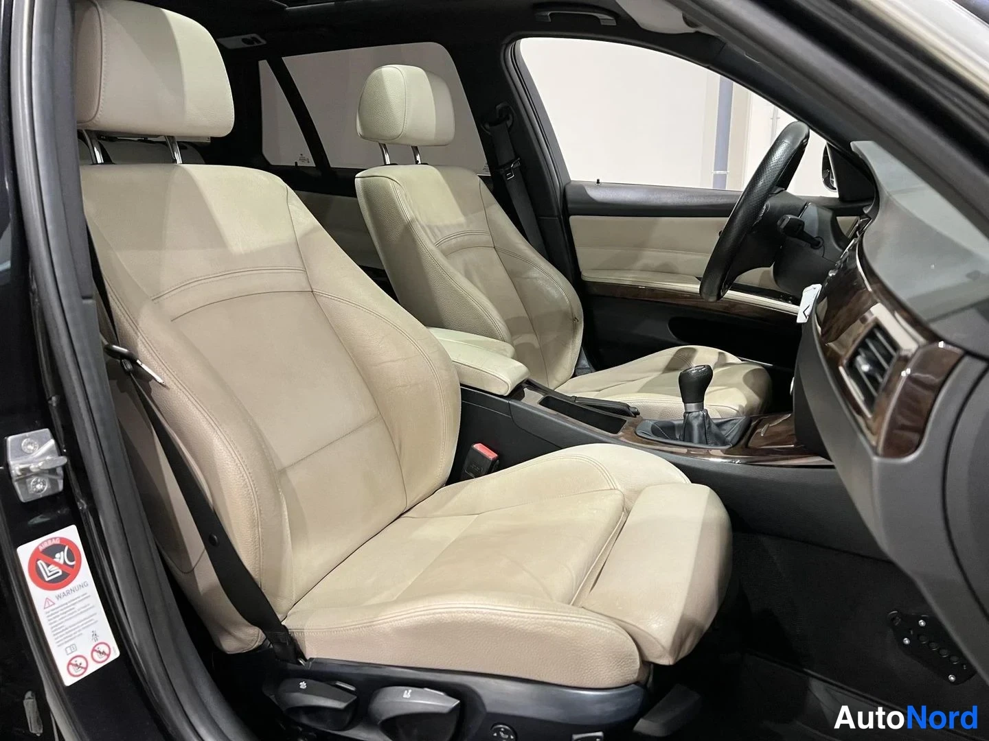 Musta BMW 330d 2010, etuistuimet, kuva 13