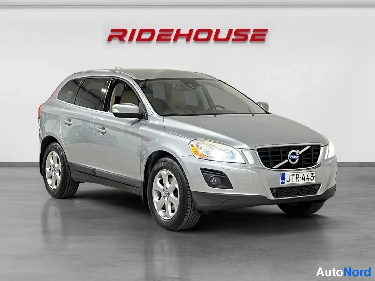Hopea Volvo XC60 2010, etuviisto, keula oikealle, kuva 3