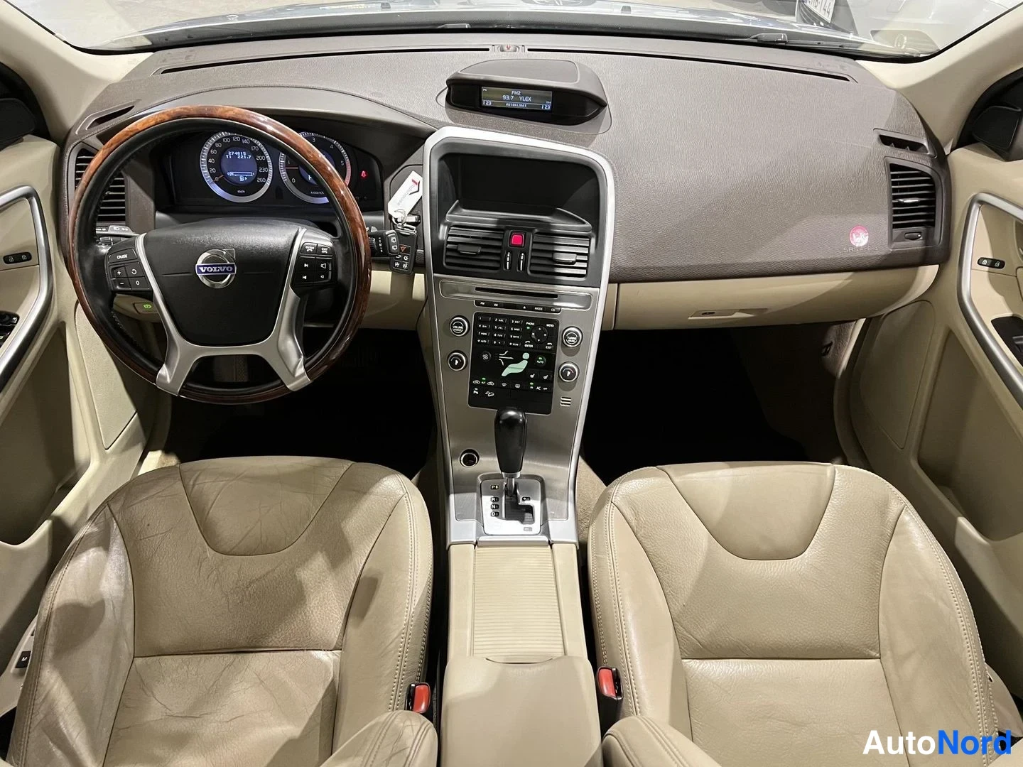 Hopea Volvo XC60 2010, ohjaamo, kuva 10