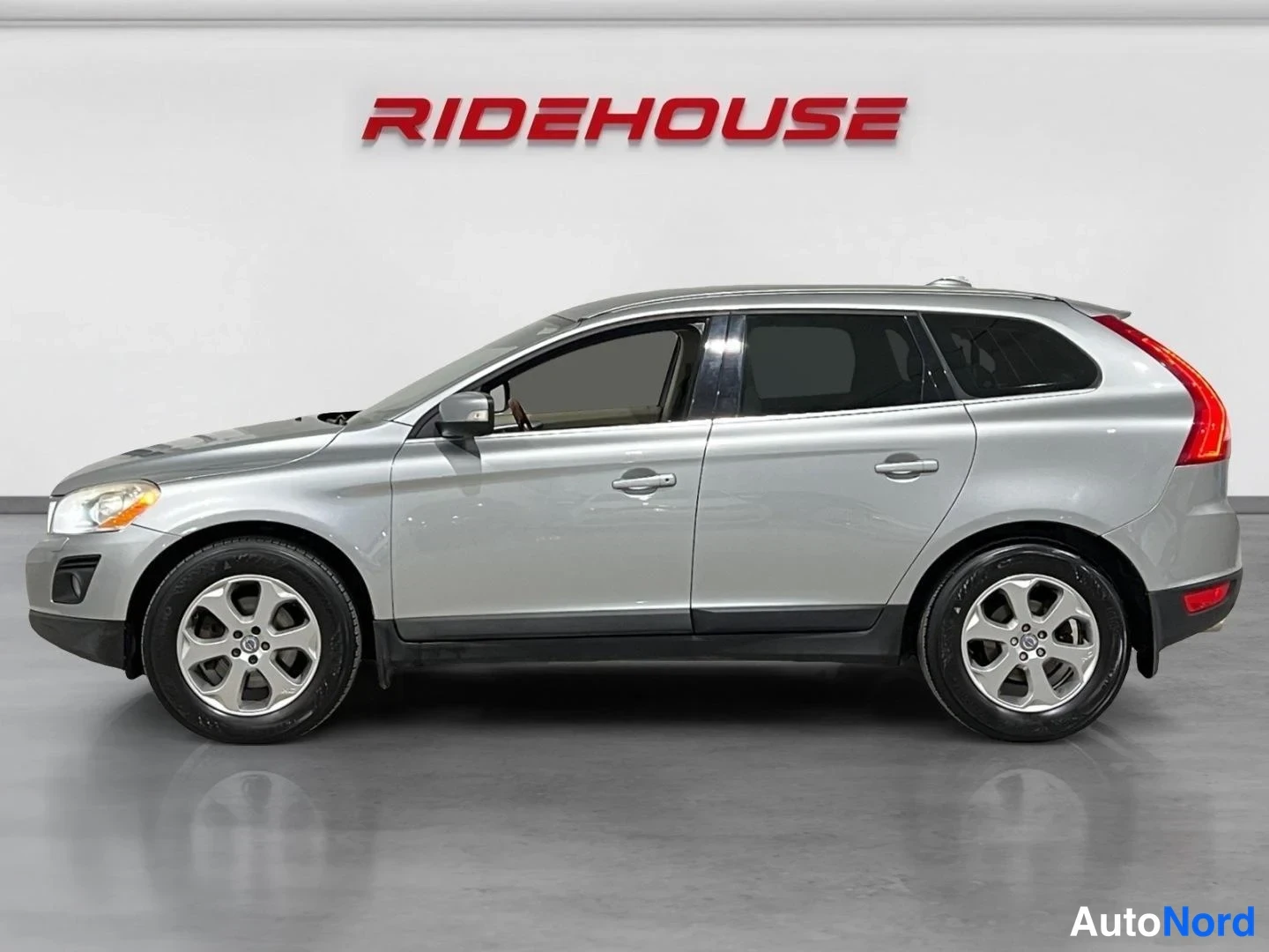 Hopea Volvo XC60 2010, etuviisto, keula vasemmalle, kuva 2