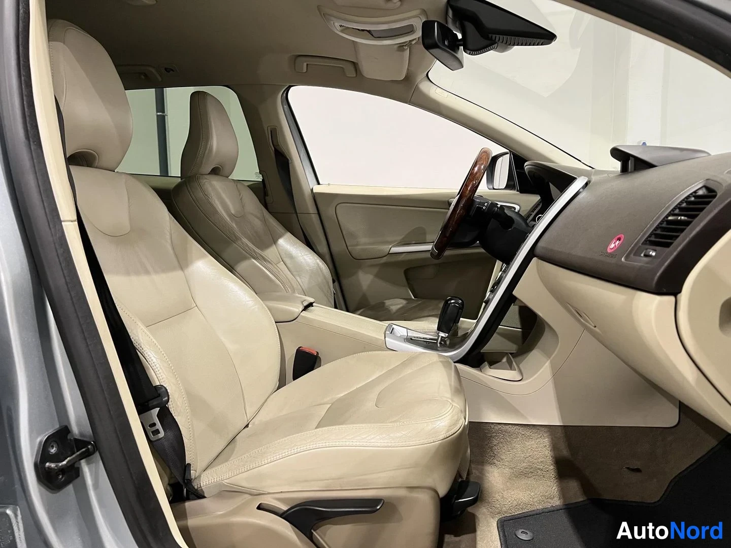 Hopea Volvo XC60 2010, ohjaamo, kuva 9
