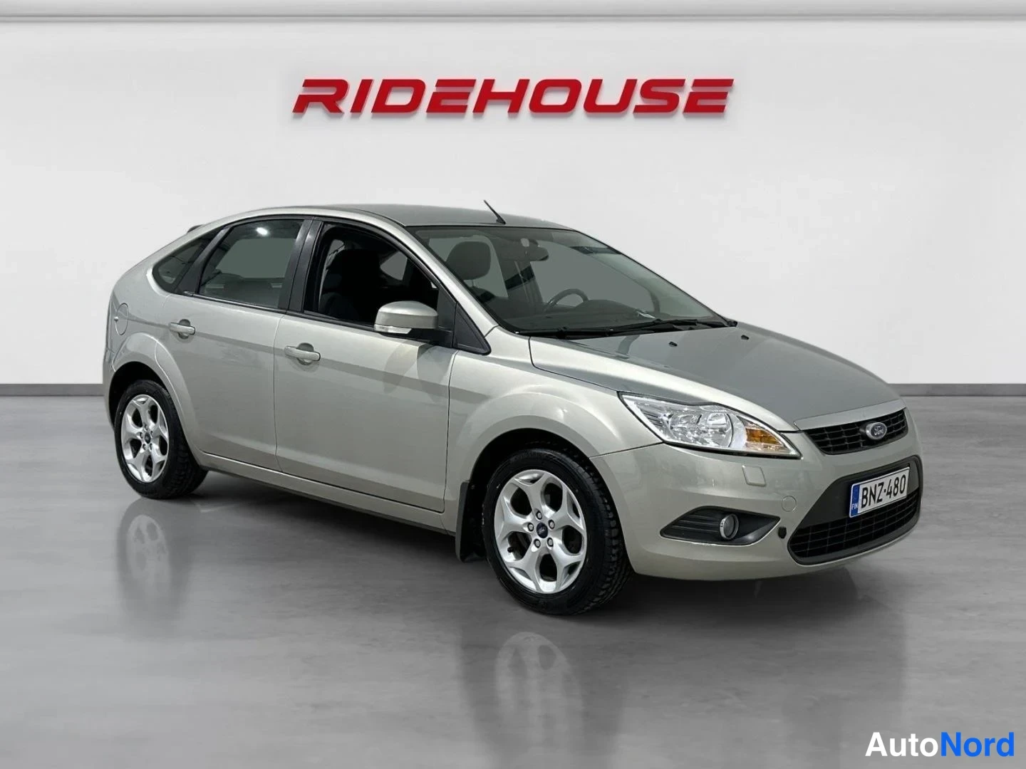 Harmaa Ford Focus 2009, etuviisto, keula oikealle, kuva 2