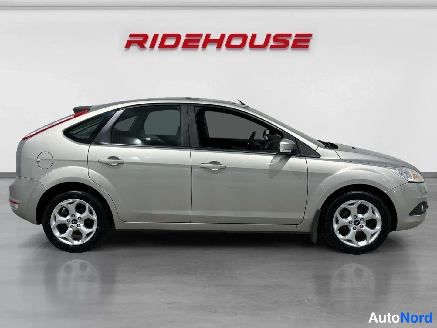 Harmaa Ford Focus 2009, sivulta, kuva 5