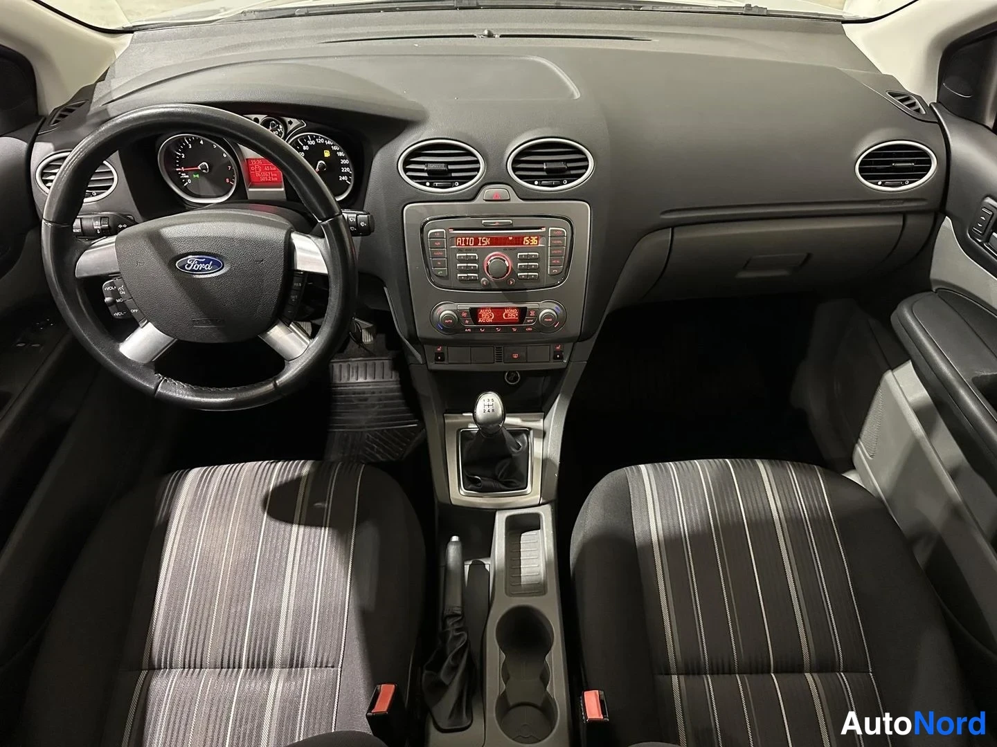 Harmaa Ford Focus 2009, ohjaamo, kuva 10
