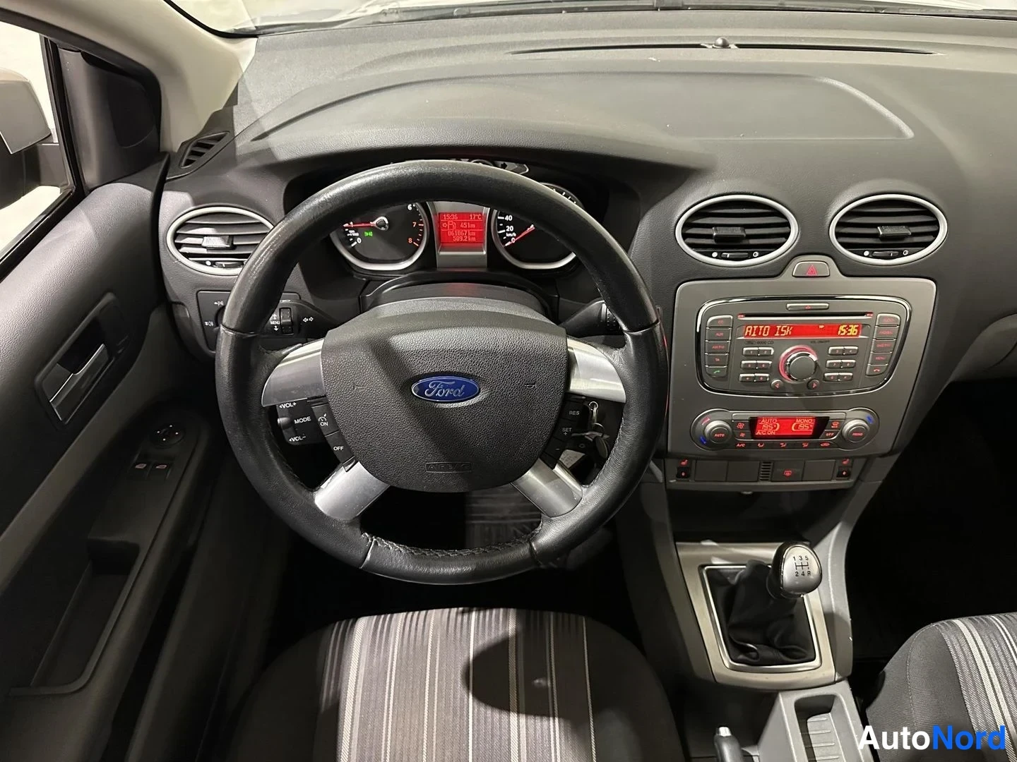Harmaa Ford Focus 2009, ohjaamo, kuva 11