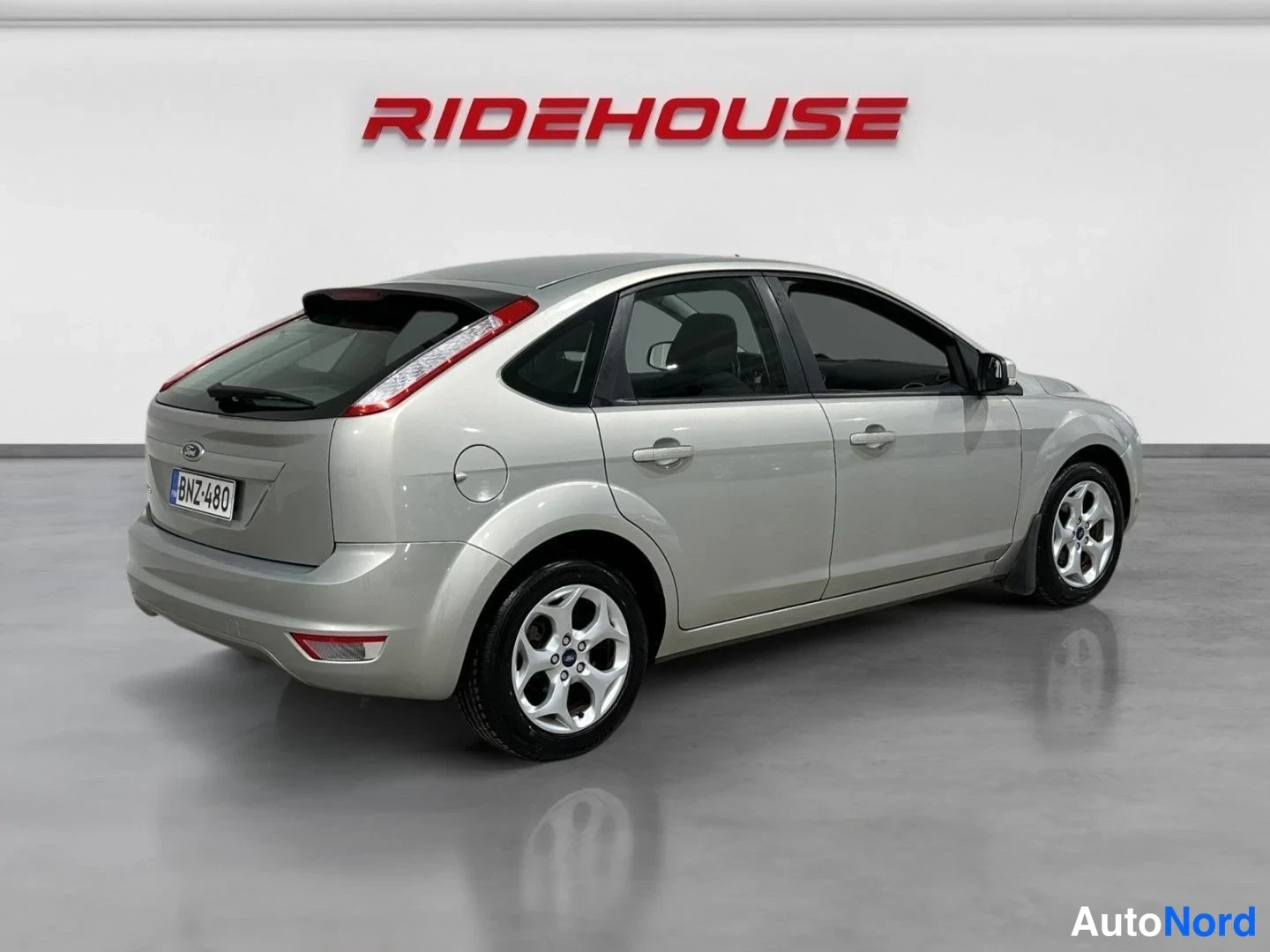 Harmaa Ford Focus 2009, takaviisto, kuva 7